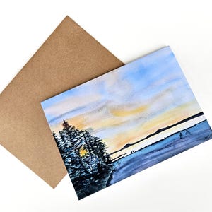 Carte de voeux artistiques coucher de soleil en soirée à partir de l'aquarelle originale, « Sunset at Qualicum Beach », cottage 5 x 7 po, mer calme, montagnes au loin