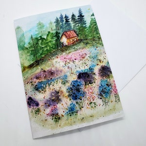 Carte d'art floral aquarelle cottage, de ma peinture originale « Wildflower Hill », cabane, fleurs sauvages, pins, enveloppe blanche 5 x 7 po