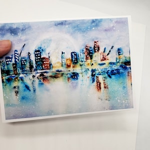 Lune qui se lève, reflets dans l'eau, carte de voeux Paysage urbain avec des gratte-ciel et des grues, oeuvre d'art aquarelle à encadrer 15 x 7 pouces