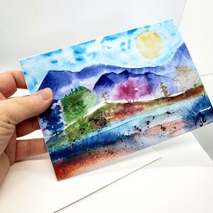 Carte de voeux de paysage montagneux, montagnes et arbres avec un grand soleil jaune, art paysager aux couleurs vives inspiré de la côte ouest de la Colombie-Britannique, 5 x 7 po.