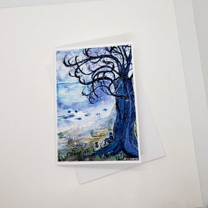 Carte de voeux aquarelle représentant la lune montante se reflétant dans l'eau, un jeune garçon et son chat assis sous un arbre magique, 5 x 7 po.