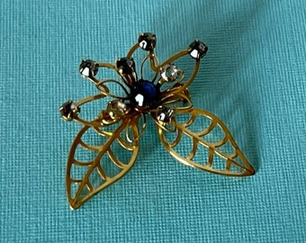 Vintage flower brooch, blue rhinestone flower pin, gold flower brooch, leaf pin, flower jewelry, blue flower brooch, scarf brooch, flower