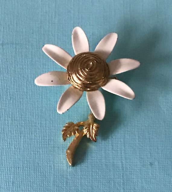 Vintage daisy brooch, daisy pin, gold and white da