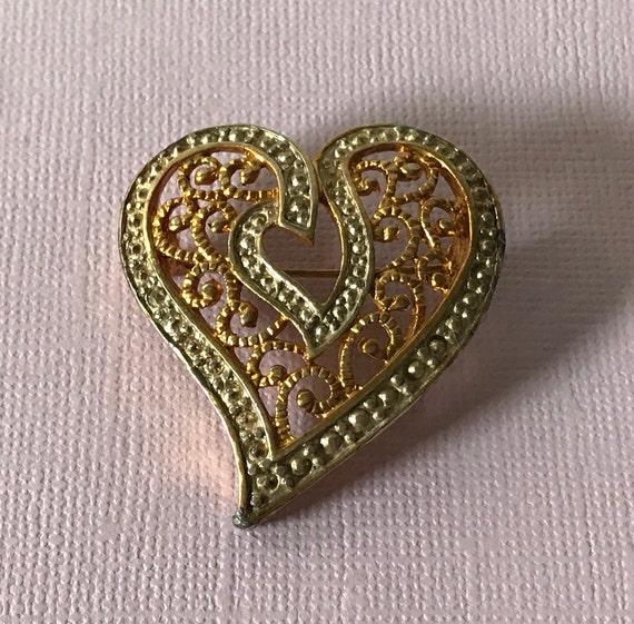 DECEMBER SALE Sweet Small Gold Heart Brooch Small Vintage Heart Pin Gold Vintage Brooch Simple Gold Colored Brooch Vintage Jewelry