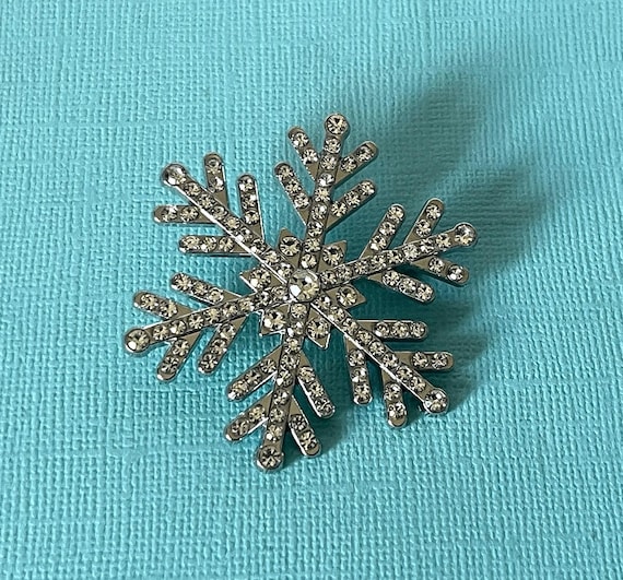 Vintage snowflake brooch, rhinestone snowflake, Christmas brooch, holiday pin, snowflake jewelry, Christmas jewelry, silver snowflake brooch