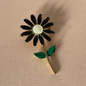 Vintage daisy pin, enamel flower pin, 60s flower pin, flower power, hippie flower pin, flower brooch, daisy flower brooch, vintage daisy pin image 2