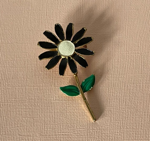Vintage daisy pin, enamel flower pin, 60s flower … - image 2