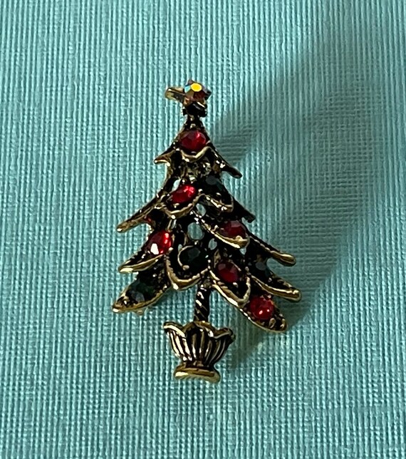 Rhinestone Christmas tree pin, green and red Chris