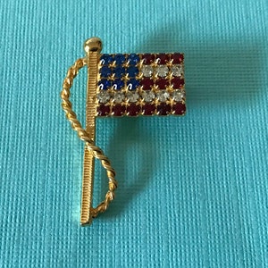 Vintage American flag brooch, USA pin, patriotic pin, Independence day, 4th of July brooch, rhinestone flag pin, MAGA, American flag pin
