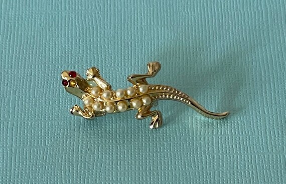 Vintage faux pearl lizard pin, gecko pin, lizard … - image 9