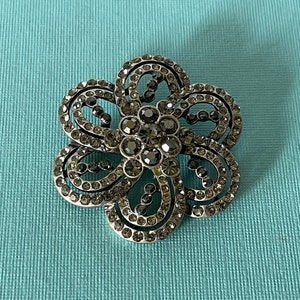 Vintage flower brooch, rhinestone flower pin, daisy brooch, sunflower brooch, flower jewelry, gray flower pin, silver flower brooch, daisy