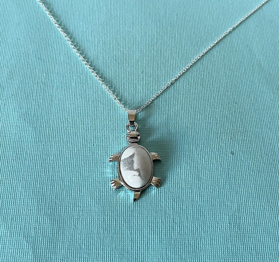 Turtle necklace, white turquoise turtle necklace, turtle jewelry, turquoise turtle necklace, sea turtle, tortoise necklace, turtle pendant