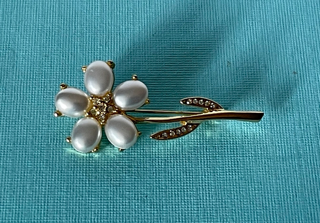 Spilla per capelli in porcellana con fiori di bucaneve e perle d'acqua
