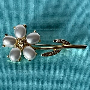 Vintage faux pearl and rhinestone flower pin, flower brooch, white flower pin, white and gold, wedding pin, vintage flower rhinestone pin