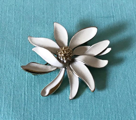 Vintage daisy brooch, daisy pin, daisy jewelry, daisies, flower power, boho flower pin, 60's pin, enamel daisy brooch, flower jewelry, daisy