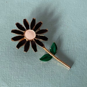 Vintage daisy pin, enamel flower pin, 60s flower pin, flower power, hippie flower pin, flower brooch, daisy flower brooch, vintage daisy pin image 5