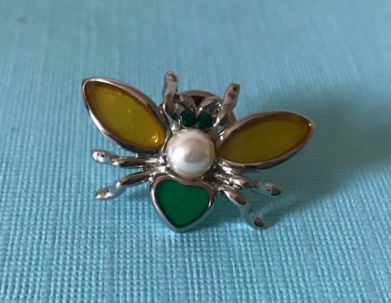 Vintage bee brooch, bee lapel pin, faux pearl bee pin, green bee brooch, yellow bee brooch, bee jewelry, cabochon bee brooch, bee brooch