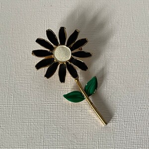 Vintage daisy pin, enamel flower pin, 60s flower pin, flower power, hippie flower pin, flower brooch, daisy flower brooch, vintage daisy pin image 4