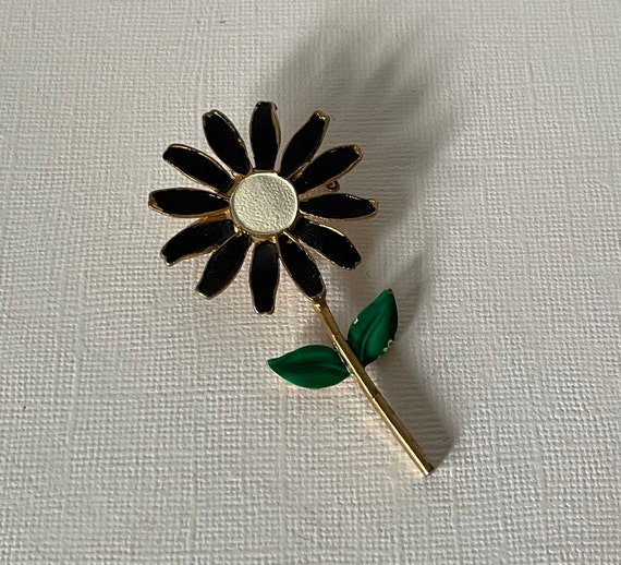 Vintage daisy pin, enamel flower pin, 60s flower … - image 4