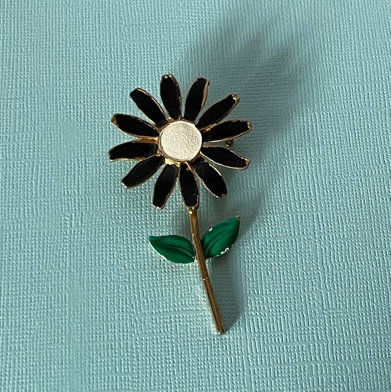Vintage daisy pin, enamel flower pin, 60s flower … - image 3