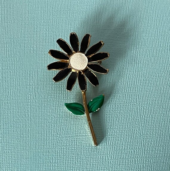 Vintage daisy pin, enamel flower pin, 60s flower pin,… - Gem