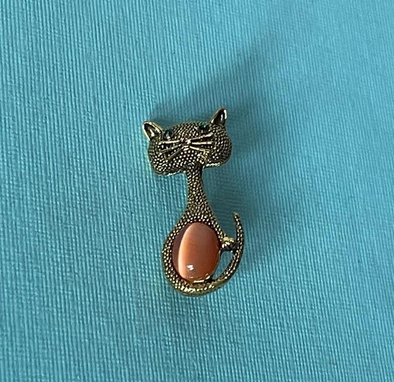 Vintage cat brooch, cat jewelry, gold cat pin, cat gifts, rhinestone cat pin, green eyed cat, orange cat, cat with stone, cat brooch vintage