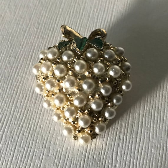 Vintage Strawberry Pin, strawberry brooch, faux pe