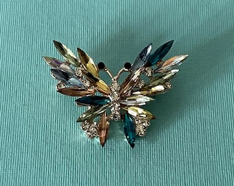 赤い蝶、宝石の蝶、蝶のブローチ、蝶のピン、輝く蝶、赤い蝶、蝶の