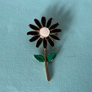 Vintage daisy pin, enamel flower pin, 60s flower pin, flower power, hippie flower pin, flower brooch, daisy flower brooch, vintage daisy pin image 1