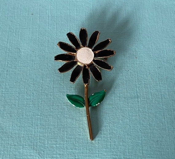 Vintage daisy pin, enamel flower pin, 60s flower … - image 1