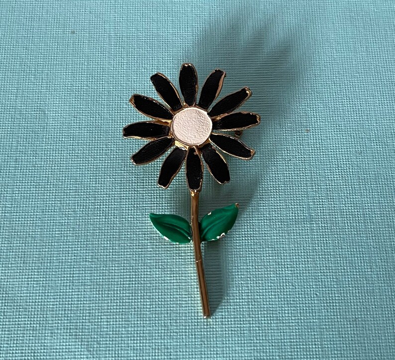 Vintage daisy pin, enamel flower pin, 60s flower pin, flower power, hippie flower pin, flower brooch, daisy flower brooch, vintage daisy pin image 1