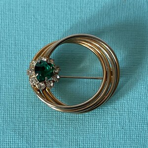 Vintage circle brooch, infinity brooch, green rhinestone heart pin, scarf brooch, scarf pin, gold wreath pin, heart circle brooch, circle
