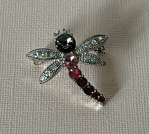 Spilla Libellula Smaltata Rosa E Bianca Con Cristalli – Broche Rhinestone B779 - Foto 2