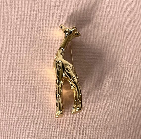 Vintage giraffe pin, signed giraffe pin, gold giraffe pin, animal pin, giraffe jewelry, zoo animals, giraffe brooch, gold giraffe pins