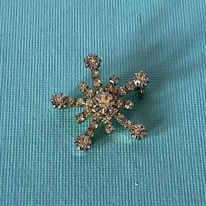 Vintage rhinestone snowflake pin, Christmas pin, snow flake brooch, rhinestone snow flake brooch, star pin, snowflake, Christmas pin, winter