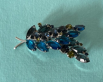 Vintage Juliana flower brooch, Authentic Juliana navette rhinesotne pin, green Juliana pin, blue Juliana brooch, vintage Juliana pin