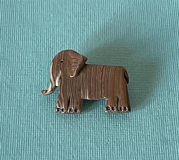 Vintage elephant brooch, gray elephant pin, elephant jewelry, african elephant pin, zoo animal brooch, elephant pin vintage, elephant brooch