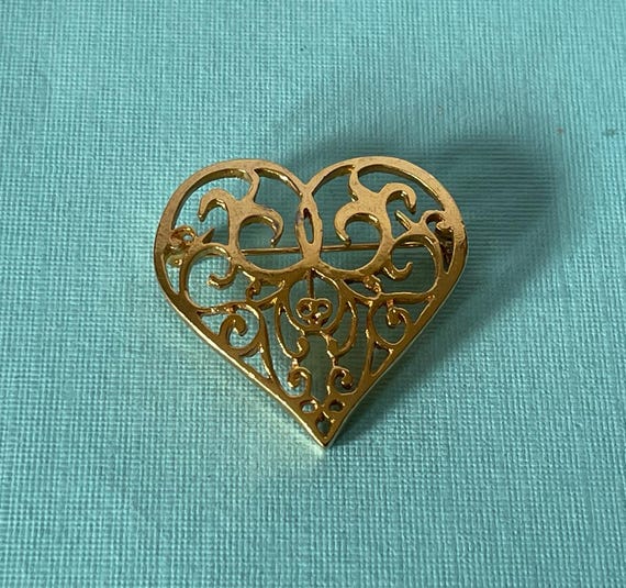 Vintage heart brooch, gold heart brooch, wedding heart pin, heart jewelry, Valentine's heart pin, heart pin vintage, gold heart pin, heart