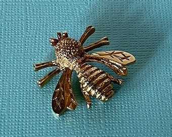 Vintage gold tone bee brooch, gold bee pin, signed bee pin, insect pin, bee jewelry, bumble bee brooch, gold bee pin, fly pin, honey bee pin