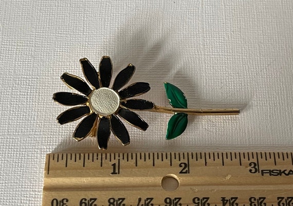 Vintage daisy pin, enamel flower pin, 60s flower … - image 6
