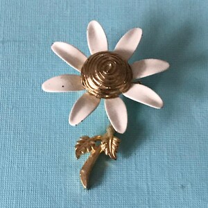 Vintage daisy brooch, daisy pin, gold and white daisy brooch, daisy jewelry, daisies, flower pin, vintage daisy pin, gold flower brooch