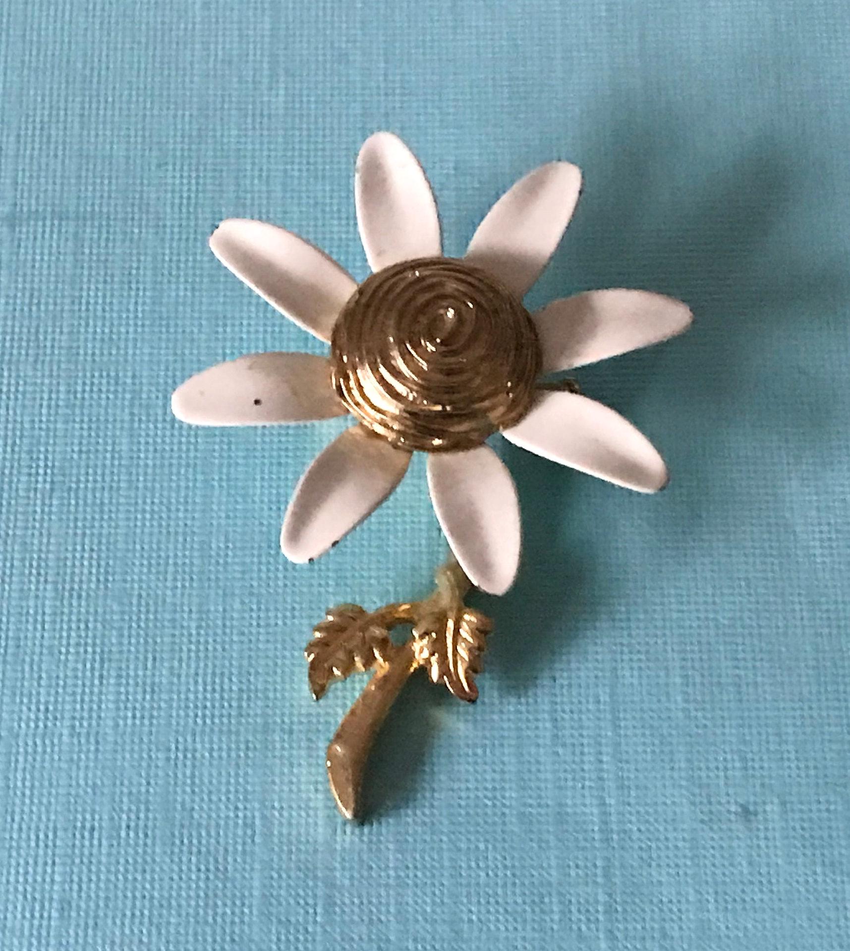 SPILLA : Peso gr 13 Diam. cm 3 5 in oro bianco di forma rotonda anni '50 con diamanti taglio 8/8