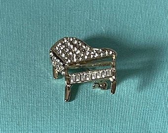 Vintage rhinestone piano pin, vintage piano brooch, music pin, music brooch, instrument pin, music jewelry, rhinestone piano brooch, piano