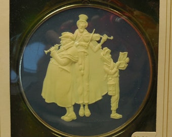 Keepsake Cameo Ornament 1981 Hallmark / Carolers / Norman Rockwell Collection / White on blue