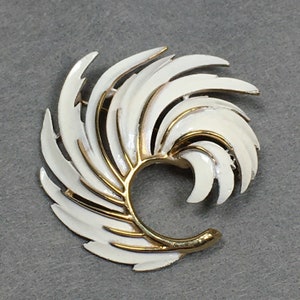 Vintage Signed Lisner White Enamel Gold Tone Feather Brooch Pin