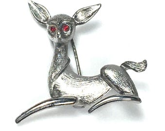 JJ Jonette vintage, Broche chevreuil assise, argentée, yeux de strass rouges