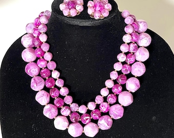 vintage, collier triple brin marbré en lucite violette, boucles d'oreilles clip 19 pouces