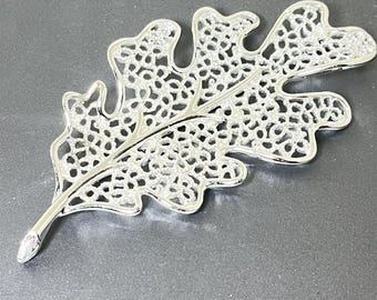 Broche argentée Sarah Coventry en forme de feuille de chêne ajouré, brillant 3,9 pouces