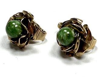 Boucles d'oreilles florales vintage en jadéite verte sur clip doré