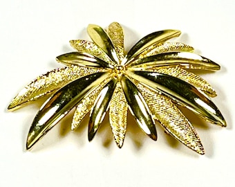 Broche en forme de feuille texturée brillante signée Sarah Coventry, ton doré